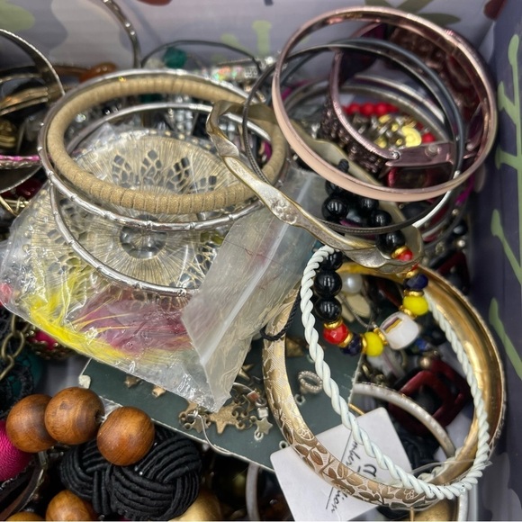 Vintage To Modern Jewelry & Small Accessories Lot Wear Craft Repair Repurpose - Picture 12 of 13